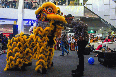 Atraksi Barongsai pada acara penutupan Pekan Adat ke-III Sumatera Selatan di Atrium Pusat Perbelanjaan Palembang Trade Center, Minggu (7/8/2022).
