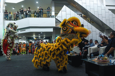 Atraksi Barongsai pada acara penutupan Pekan Adat ke-III Sumatera Selatan di Atrium Pusat Perbelanjaan Palembang Trade Center, Minggu (7/8/2022).