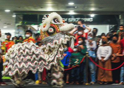 Atraksi Barongsai pada acara penutupan Pekan Adat ke-III Sumatera Selatan di Atrium Pusat Perbelanjaan Palembang Trade Center, Minggu (7/8/2022).