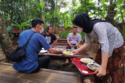 Pengunjung saat menikmati makanan yang di sajikan dengan suasana Tempat berkonsep menyatu dengan alam di Tangerang Selatan, Minggu (7/8/2022).