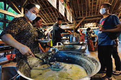 Pengunjung saat menikmati makanan yang di sajikan dengan suasana Tempat berkonsep menyatu dengan alam di Tangerang Selatan, Minggu (7/8/2022).