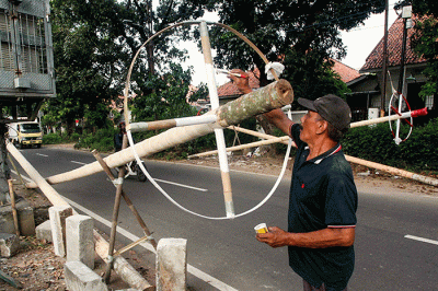Pekerja menyelesaikan pembuatan batang pohon pinang yang digunakan untuk lomba perayaan HUT RI ke-77 di kawasan Jakarta Selatan, Senin (8/8/2022).