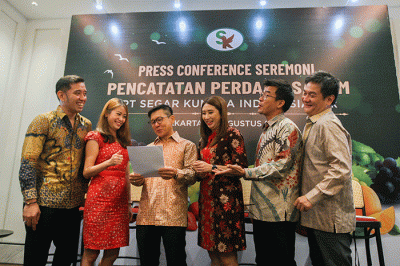 Konferensi pers seremoni pencatatan perdana saham PT Segar Kumala Indonesia Tbk di Jakarta, Selasa (9/8/2022).