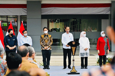 Presiden Jokowi dan Ibu Iriana meninjau fasilitas gedung baru RSUD dr. Soedarso.