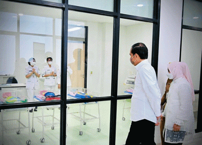 Presiden Jokowi dan Ibu Iriana meninjau fasilitas gedung baru RSUD dr. Soedarso.