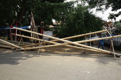 Penjual batang pohon pinang menunggu pembeli di kawasan Manggarai, Jakarta Selatan, Selasa (9/8/2022).