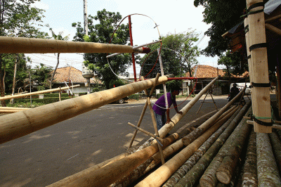 Penjual batang pohon pinang menunggu pembeli di kawasan Manggarai, Jakarta Selatan, Selasa (9/8/2022).