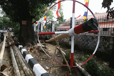 Penjual batang pohon pinang menunggu pembeli di kawasan Manggarai, Jakarta Selatan, Selasa (9/8/2022).