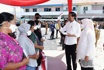 Presiden Joko Widodo didampingi Ibu Iriana Joko Widodo menyerahkan Bantuan Modal Kerja (BMK) dan Bantuan Langsung Tunai (BLT) minyak goreng.