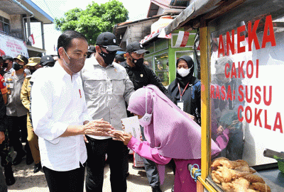 Presiden Joko Widodo didampingi Ibu Iriana Joko Widodo menyerahkan Bantuan Modal Kerja (BMK) dan Bantuan Langsung Tunai (BLT) minyak goreng.