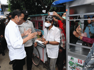 Presiden Joko Widodo didampingi Ibu Iriana Joko Widodo menyerahkan Bantuan Modal Kerja (BMK) dan Bantuan Langsung Tunai (BLT) minyak goreng.