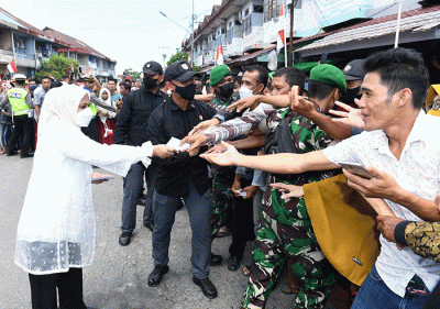 Presiden Joko Widodo didampingi Ibu Iriana Joko Widodo menyerahkan Bantuan Modal Kerja (BMK) dan Bantuan Langsung Tunai (BLT) minyak goreng.