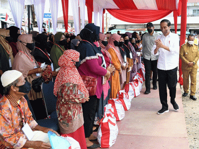 Presiden Joko Widodo didampingi Ibu Iriana Joko Widodo menyerahkan Bantuan Modal Kerja (BMK) dan Bantuan Langsung Tunai (BLT) minyak goreng.