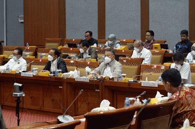 Menteri Energi dan Sumber Daya Mineral Arifin Tasrif (tengah) memberikan paparannya saat mengikuti Rapat Kerja dengan Komisi VII DPR di Kompleks Parlemen.
