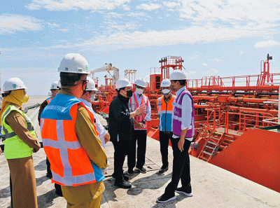 Presiden Joko Widodo didampingi Ibu Iriana Joko Widodo meresmikan pembangunan Terminal Kijing Pelabuhan Pontianak yang terletak di Kabupaten Mempawah.