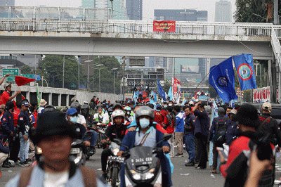 Sejumlah buruh mengikuti aksi unjuk rasa di depan gedung DPR, Jakarta, Rabu (10/8/2022).