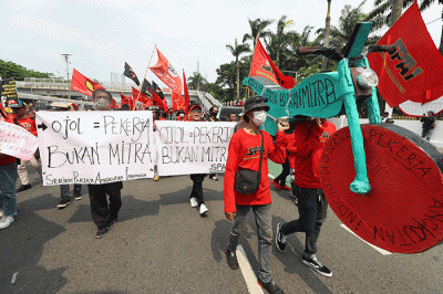 Sejumlah buruh mengikuti aksi unjuk rasa di depan gedung DPR, Jakarta, Rabu (10/8/2022).