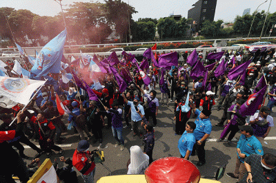 Sejumlah buruh mengikuti aksi unjuk rasa di depan gedung DPR, Jakarta, Rabu (10/8/2022).
