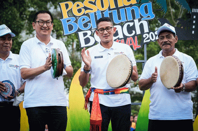 Menparekraf Sandiaga Uno saat membuka Pesona Belitung Beach Festival 2022 di kawasan pantai Tanjung Pendam, Belitung, Kepulauan Bangka Belitung.