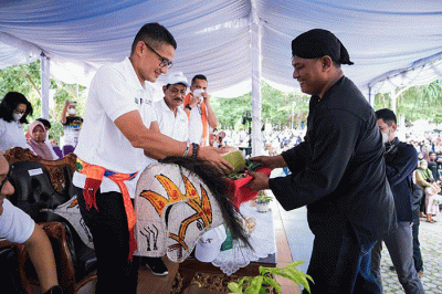Menparekraf Sandiaga Uno saat membuka Pesona Belitung Beach Festival 2022 di kawasan pantai Tanjung Pendam, Belitung, Kepulauan Bangka Belitung.