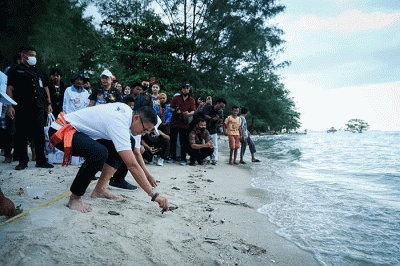 Menparekraf Sandiaga Uno saat membuka Pesona Belitung Beach Festival 2022 di kawasan pantai Tanjung Pendam, Belitung, Kepulauan Bangka Belitung.