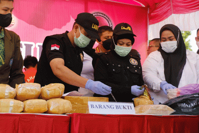 Sejumlah barang bukti narkoba berbagai jenis dan para tersangka dihadirkan dalam pemusnahan narkoba di Mapolda Sulsel, Makassar, Rabu (10/8/2022).