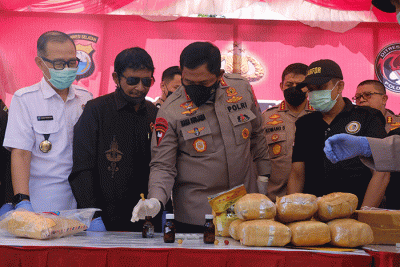Sejumlah barang bukti narkoba berbagai jenis dan para tersangka dihadirkan dalam pemusnahan narkoba di Mapolda Sulsel, Makassar, Rabu (10/8/2022).