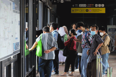Penumpang menunggu kedatangan bus TransJakarta di Halte CSW, Jakarta Selatan, Kamis (11/8/2022).