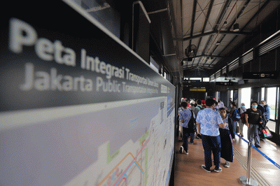 Penumpang menunggu kedatangan bus TransJakarta di Halte CSW, Jakarta Selatan, Kamis (11/8/2022).