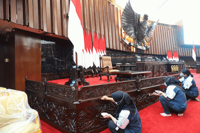 Petugas mempersiapkan Gedung Nusantara menjelang sidang tahunan MPR, sidang bersama DPR- DPD, dan sidang paripurna DPR di Kompleks Parlemen, Jakarta.