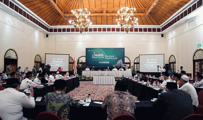 Menteri Perdagangan Zulkifli Hasan bersama Ketua Umum Pengurus Besar Nahdlatul Ulama (PBNU) Yahya Cholil Staquf menandatangani nota kesepahaman.