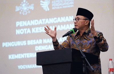 Menteri Perdagangan Zulkifli Hasan bersama Ketua Umum Pengurus Besar Nahdlatul Ulama (PBNU) Yahya Cholil Staquf menandatangani nota kesepahaman.