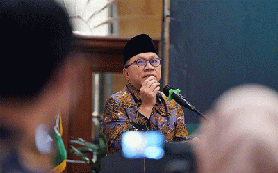 Menteri Perdagangan Zulkifli Hasan bersama Ketua Umum Pengurus Besar Nahdlatul Ulama (PBNU) Yahya Cholil Staquf menandatangani nota kesepahaman.