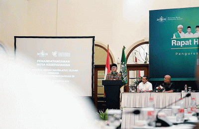 Menteri Perdagangan Zulkifli Hasan bersama Ketua Umum Pengurus Besar Nahdlatul Ulama (PBNU) Yahya Cholil Staquf menandatangani nota kesepahaman.