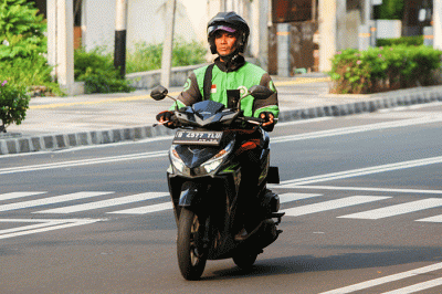 Pengendara ojek online (Ojol) saat melintas di kawasan Jakarta Selatan, Kamis (11/8/2022).