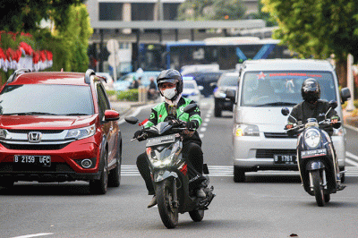 Pengendara ojek online (Ojol) saat melintas di kawasan Jakarta Selatan, Kamis (11/8/2022).