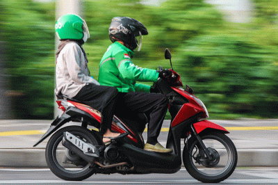 Pengendara ojek online (Ojol) saat melintas di kawasan Jakarta Selatan, Kamis (11/8/2022).