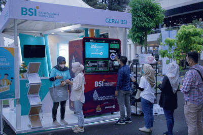 Para peserta Mandiri Jogja Marathon 2022 dan pengunjung Plaza Ambarukmo antusias menukarkan botol plastik dengan saldo tabungan BSI.