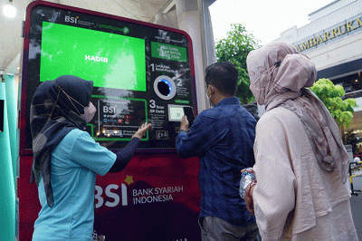 Para peserta Mandiri Jogja Marathon 2022 dan pengunjung Plaza Ambarukmo antusias menukarkan botol plastik dengan saldo tabungan BSI.