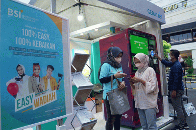 Para peserta Mandiri Jogja Marathon 2022 dan pengunjung Plaza Ambarukmo antusias menukarkan botol plastik dengan saldo tabungan BSI.