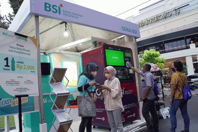 Para peserta Mandiri Jogja Marathon 2022 dan pengunjung Plaza Ambarukmo antusias menukarkan botol plastik dengan saldo tabungan BSI.