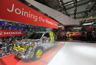 Pengunjung melihat Honda SUV RS Concept Dipamerkan di Ajang Gaikindo Indonesia International Auto Show (GIIAS) 2022, ICE BSD, Tangerang, Banten.