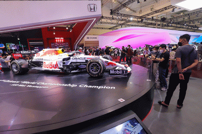 Pengunjung memadati pameran otomotif GAIKINDO Indonesia International Auto Show (GIIAS) 2022 di Indonesia Convention Centre (ICE) BSD City, Tangerang.