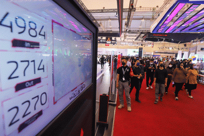 Pengunjung memadati pameran otomotif GAIKINDO Indonesia International Auto Show (GIIAS) 2022 di Indonesia Convention Centre (ICE) BSD City, Tangerang.