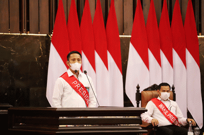 Sejumlah pegawai melakukan gladi kotor persiapan pidato presiden di Kompleks Parlemen, Senayan, Jakarta, Jumat (12/8/2022).