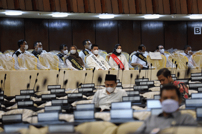 Sejumlah pegawai melakukan gladi kotor persiapan pidato presiden di Kompleks Parlemen, Senayan, Jakarta, Jumat (12/8/2022).