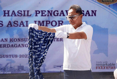 Menteri Perdagangan Zulkifli Hasan melakukan pemusnahan pakaian bekas yang diduga asal impor di kawasan pergudangan Gracia, Karawang.