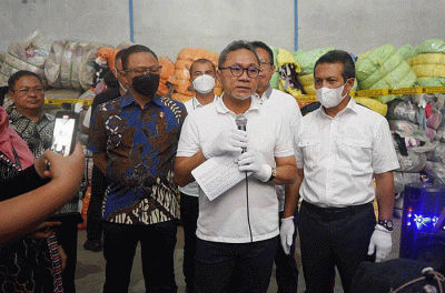 Menteri Perdagangan Zulkifli Hasan melakukan pemusnahan pakaian bekas yang diduga asal impor di kawasan pergudangan Gracia, Karawang.