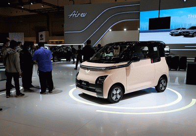 Pengunjung melihat mobil listik di Ajang Gaikindo Indonesia International Auto Show (GIIAS) 2022, ICE BSD, Tangerang, Banten, Kamis (11/8/2022).