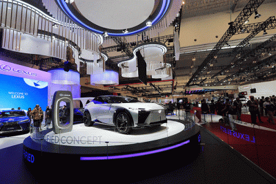 Pengunjung melihat mobil listik di Ajang Gaikindo Indonesia International Auto Show (GIIAS) 2022, ICE BSD, Tangerang, Banten, Kamis (11/8/2022).